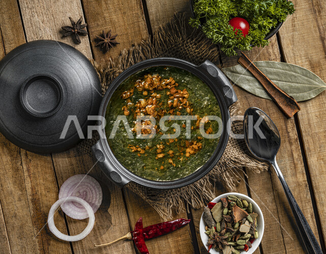 طبق من ايدام الملوخية اللذيذ، أكلات عربية تقليدية، مأكولات عربية، أطباق شعبية، وصفات وأطباق طعام لذيذة، وجبات الطعام الصحية الشهية، مطاعم شرقية، إيدام أوراق الملوخيه الخضراء