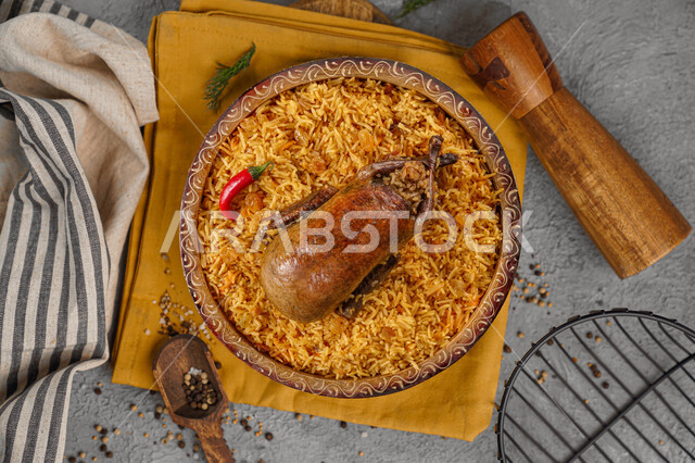 طبق الأرز الشعبي اللذيذ مع الحمام المحشي، أكلات عربية تقليدية، مأكولات عربية، أطباق شعبية، وصفات وأطباق طعام لذيذة، وجبات الطعام الشهية، طبق سعودي تقليدي، مطاعم شرقية، حمام محشي بالأرز، مطاعم للمأكولات العربية الشرقية