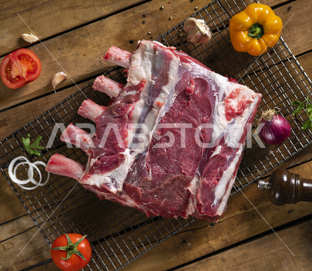 لحم الضأن نيء على سطح خشبي، ريش غنم، لحم ضلع بقري، شرائح أضلاع، لحم الاضلاع، وصفات طعام شهية ، مطاعم ومطابخ عربية