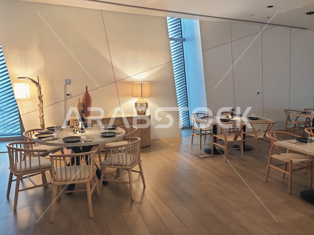 صورة من الداخل أحد المطاعم الفاخرة بالمملكة العربية السعودية ، طاولة مطعم ، جلسات رائعة وهادئة ، جلسات داخلية بتصاميم راقية ، تصاميم وديكورات مميزة ، أماكن سياحية ، كافيهات و مطاعم السعودية