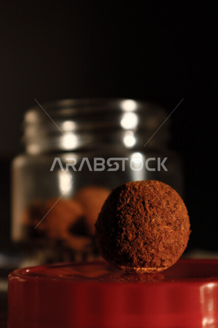 قطعة بخور فوق غطاء أحمر، خشب العود، التطيب والتبخير بالعود العربي الاصلي، عود وبخور