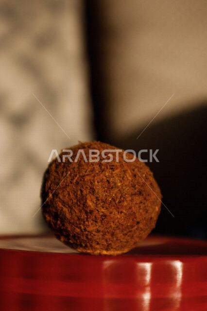 قطعة بخور فوق غطاء أحمر، خشب العود، التطيب والتبخير بالعود العربي الاصلي، عود وبخور