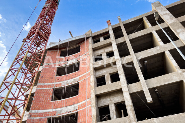 صورة مقربة لمبنى سكني تحت الانشاء، الطوب الاحمر، الهندسة المعمارية، رافعة الخرسانة، التطور العمراني، مشاريع سكنية، شقق سكنية