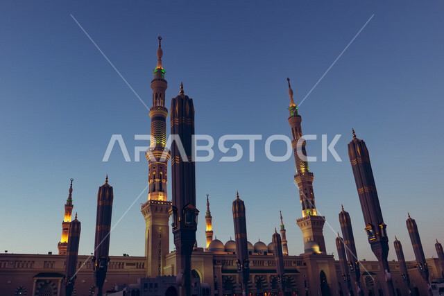 صورة إبداعية مقربة للمسجد النبوي الشريف في المدينة المنورة بالمملكة العربية السعودية، الحرم النبوي الشريف، أماكن إسلامية مقدسة، إسلاميات وعبادة، المعالم الدينية الإسلامية ، المظلات الإلكترونية