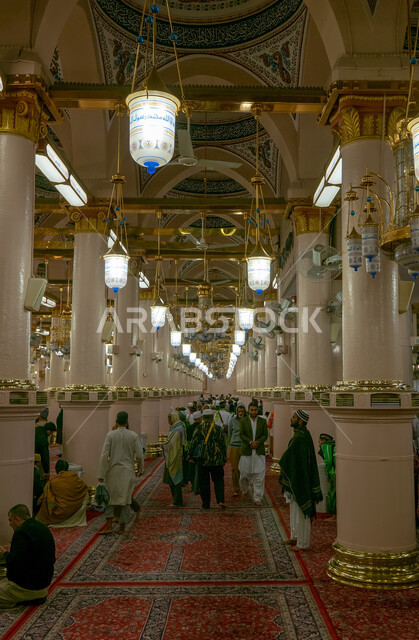 مجموعة من المصلين داخل المسجد النبوي الشريف في المدينة المنورة بالمملكة العربية السعودية، العبادة والتقرب الى الله، الحرم النبوي الشريف، أماكن إسلامية مقدسة، إسلاميات وعبادة، معالم دينية إسلامية