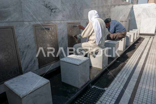 مغاسل الوضوء ، أحواض و مغاسل مخصصة للوضوء خارج المسجد النبوي في المدينة المنورة ، المملكة العربية السعودية