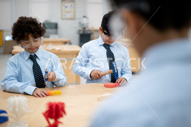 مجموعه من الطلاب العرب السعوديون الخليجيون في بيئه مدرسيه تعليميه متطوره داخل الفصل, نظام التعليم المنتسوري, التعليم الذكي، عالم جديد من التعليم, تعزيز العلوم والإبتكارات, تنمية المهارات ، المدارس المبتكره, جودة التعليم, مدارس أكاديميه في السعوديه