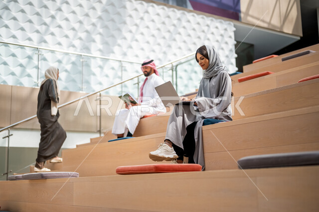 طلاب جامعيون عرب سعوديون خليجيون في قاعة المحاضرات في الجامعه, الإستماع الى المحاضره, ورش عمل, دورات تدريبيه, جامعات أكاديميه, كليات وجامعات متطوره, موظفون عرب سعوديون خليجيون في شركه, إجتماع عمل, الحوارات والنقاشات, فريق عمل سعودي