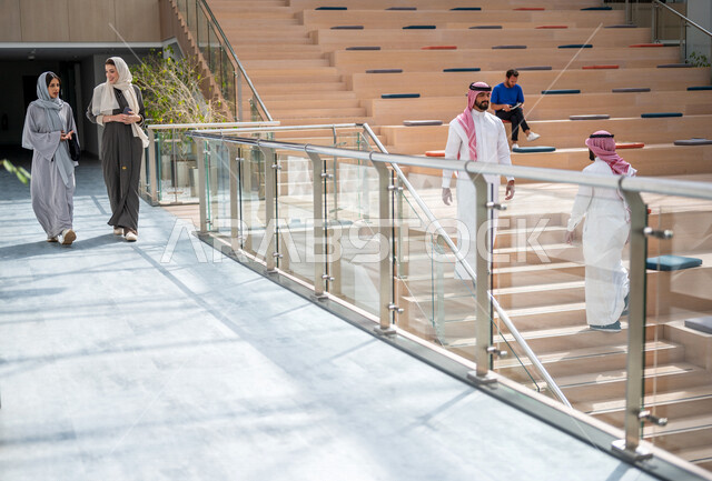 طلاب جامعيون عرب سعوديون خليجيون في بهو الجامعه, التجول في مبنى الجامعه, جودة البيئه التعليميه, جامعات أكاديميه متطوره, موظفون عرب سعوديون خليجيون في مبنى الشركه, بداية الدوام الرسمي, خروج الموظفين, شركات عربيه سعوديه خليجيه