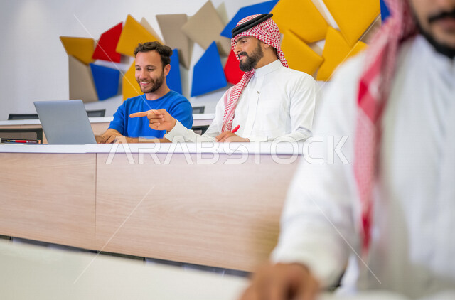 صوره مقربه لطلاب جامعيون عرب سعوديون خليجيون في قاعة المحاضرات في الجامعه, التفاعل والمشاركه, تدوين الملاحظات, الإستماع الى المحاضره, ورش عمل, دورات تدريبيه, دروس و محاضرات, جودة التعليم, جامعات أكاديميه في السعوديه, كليات وجامعات متطوره