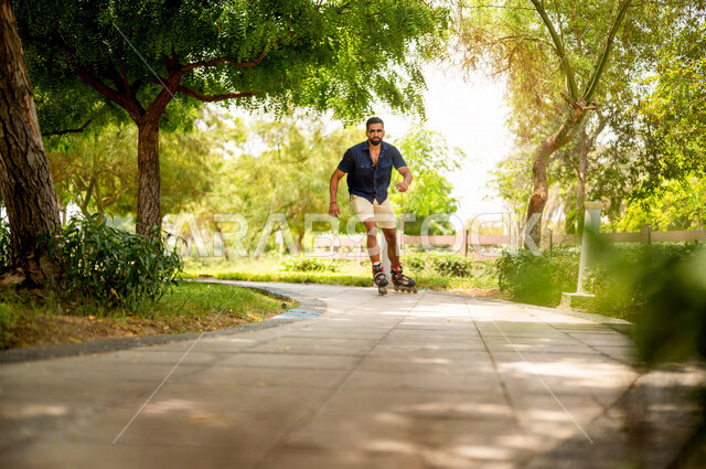 رجل عربي خليجي سعودي، يرتدي الزلاجات الدوارة في إحدى الحدائق الترفيهية بالمملكة العربية السعودية، أماكن سياحية ترفيهية، قضاء أوقات ممتعة، أنشطة ترفيهية، ممارسة رياضة تزلج بالعجلات على طريق مخصص للمشي