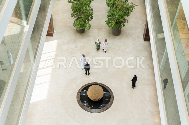 صورة من الأعلى لموظفين عرب سعوديين خليجيين داخل مقر الشركة ، تعارف وصداقات ، علاقات إجتماعية ، مهن ووظائف سعودية ، شركة سعودية ، فريق عمل سعودي ، الشراكة والتعاون ، الحوارات والنقاشات ، بيئة العمل ، زملاء عمل