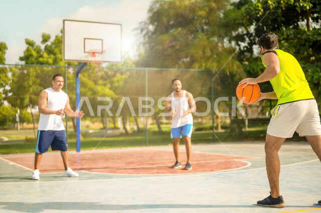 فريق من الاصدقاء العرب الخليجيين السعوديين يلعبون كرة السلة، ممارسة كرة السلة في الملاعب العامة، اندية و تشجيع، انشطه ترفيهيه رياضية، انشطة ورياضات شبابية، منافسات وتحديات، نشاط بدني