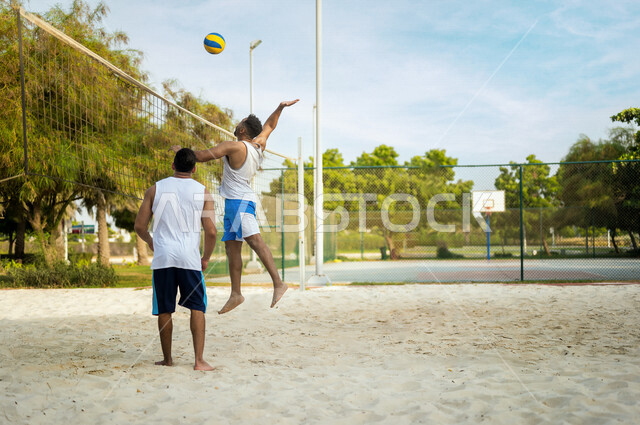 فريق من الاصدقاء العرب الخليجيين السعوديين يلعبون كره الطائرة، كره الطائرة الشاطئية، انشطه ترفيهيه رياضية، كره طائرة شاطئية في الصيف، انشطه ورياضات شبابية، منافسات وتحديات، نشاط بدني