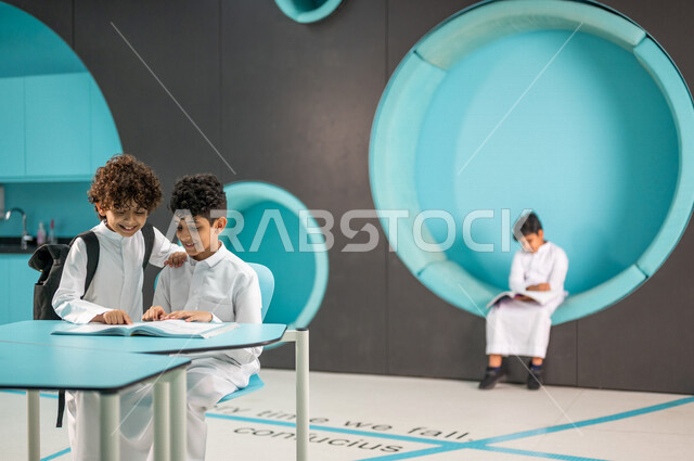 مجموعه من الطلاب العرب السعوديون الخليجيون في بيئه مدرسيه تعليميه متطوره, نظام التعليم المنتسوري, التعليم الذكي، فصل تعليمي بتقنيات متطوره, تعزيز العلوم والإبتكارات, تنمية المهارات ، المدارس المبتكره, جودة التعليم, مدارس أكاديميه في السعوديه