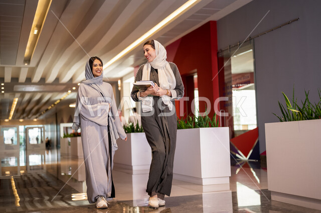 طلاب جامعيون عرب سعوديون خليجيون في بهو الجامعه, التجول في مبنى الجامعه, خروج الطلاب, الحرم الجامعي, جامعات أكاديميه متطوره, موظفون عرب سعوديون خليجيون في مبنى الشركه, بداية الدوام الرسمي, خروج الموظفين, شركات عربيه سعوديه خليجيه