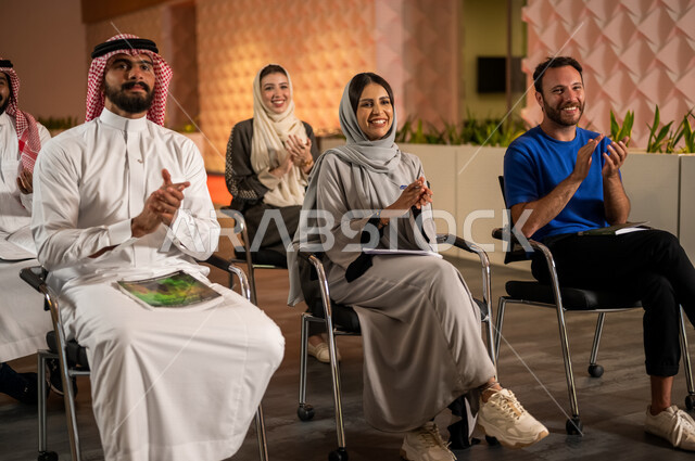 مجموعه من موظفين عرب سعوديون خليجيون في قاعة الإجتماعات في شركه, إجتماع عمل، دورات تدريبيه, ورش عمل، طلاب جامعيون عرب سعوديون خليجيون في قاعة المحاضرات في الجامعه، الإستماع للمحاضره, كليات وجامعات أكاديميه متطوره في السعوديه