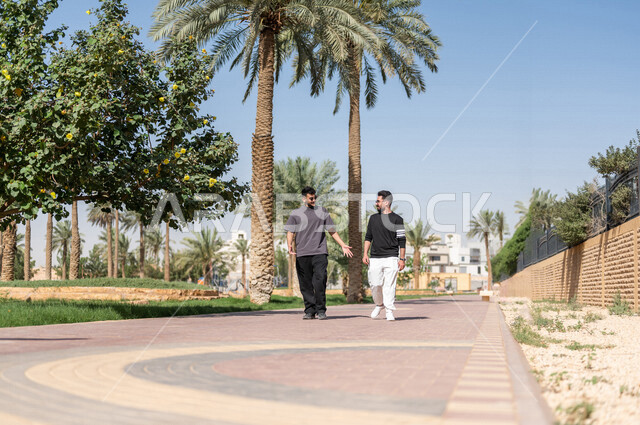صديقان عربيان خليجيان سعوديان يمارسان الرياضة الصباحية، ممارسة رياضة المشي، نشاطات صباحية، نزهه واستجمام، دردشة ومحادثات، طريق ممشى في الحدائق والمنتزهات، نزهه في الهواء الطلق، ممارسة التمارين الرياضية