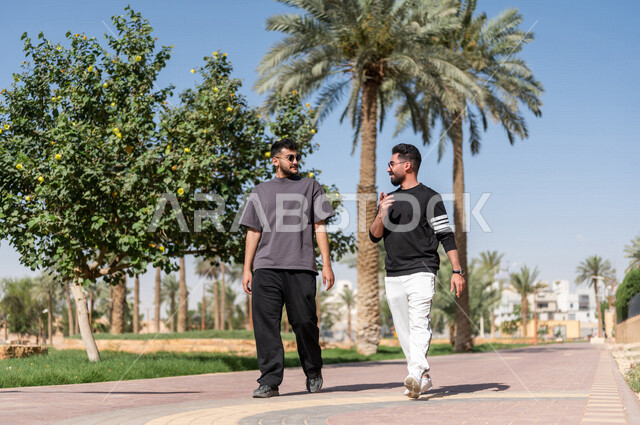 صديقان عربيان خليجيان سعوديان يمارسان الرياضة الصباحية، ممارسة رياضة المشي، نشاطات صباحية، نزهه واستجمام، دردشة ومحادثات، طريق ممشى في الحدائق والمنتزهات، نزهه في الهواء الطلق، ممارسة التمارين الرياضية
