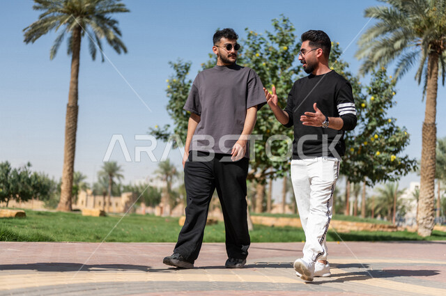 صديقان عربيان خليجيان سعوديان يمارسان الرياضة الصباحية، ممارسة رياضة المشي، نشاطات صباحية، نزهه واستجمام، دردشة ومحادثات، طريق ممشى في الحدائق والمنتزهات، نزهه في الهواء الطلق، ممارسة التمارين الرياضية