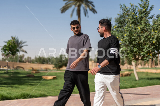 صديقان عربيان خليجيان سعوديان يمارسان الرياضة الصباحية، ممارسة رياضة المشي، نشاطات صباحية، نزهه واستجمام، دردشة ومحادثات، طريق ممشى في الحدائق والمنتزهات، نزهه في الهواء الطلق، ممارسة التمارين الرياضية