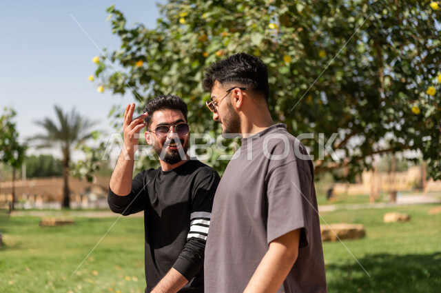 صورة مقربة صديقان عربيان خليجيان سعوديان يمارسان الرياضة الصباحية، ممارسة رياضة المشي، نشاطات صباحية، نزهه واستجمام، دردشة ومحادثات، نشاطات شبابية، نزهه في الهواء الطلق، رحلة ترفيهية، ممارسة التمارين الرياضية، حدائق ومنتزهات