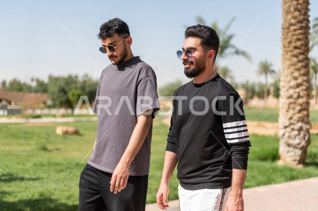 صورة مقربة صديقان عربيان خليجيان سعوديان يمارسان الرياضة الصباحية، ممارسة رياضة المشي، نشاطات صباحية، نزهه واستجمام، دردشة ومحادثات، نشاطات شبابية، نزهه في الهواء الطلق، رحلة ترفيهية، ممارسة التمارين الرياضية، حدائق ومنتزهات