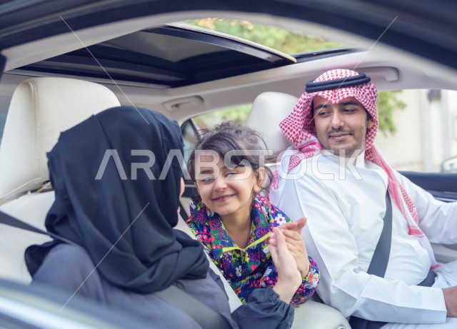 عائلة عربيه سعودية خليجية سعيدة في رحلة بالسيارة، الإلتزام بربط حزام الأمان, التنزه في شوارع المملكه العربيه السعوديه، رحله جماعيه في السياره، دردشه ومحادثات في الطريق، قضاء وقت ممتع مع العائله، تسليه وترفيه، مفهوم الأسره السعيده