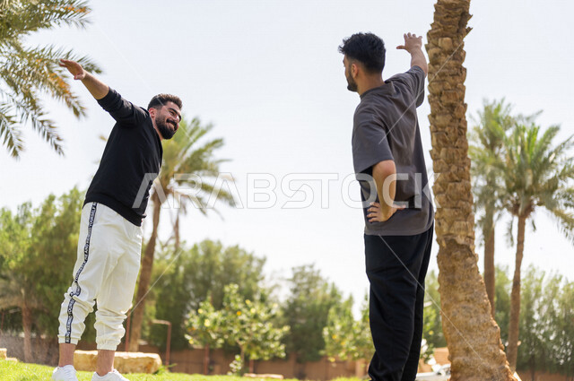 شابان عربيان خليجيان سعوديان يمارسان تمارين التمدد، تمديد عضلات الجسم، ممارسة نشاط رياضي، أنشطة و تمارين رياضية، الرياضة والنشاط البدني، تمارين اللياقة البدنية، أسلوب حياة صحي، لياقة ورشاقة