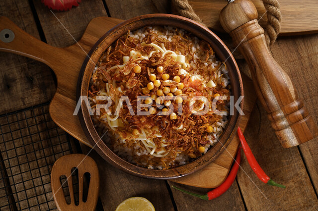 طبق من الكشري المصري الشهير, أطباق شعبيه تقليديه, مائدة طعام، مطاعم عربية شرقية، وصفات وأطباق طعام لذيذة، طبق من الارز والمعكرونة المزينة بالصلصة الحارة 