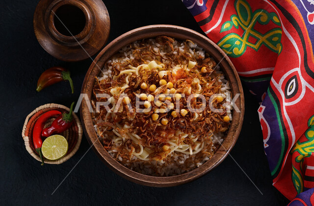  طبق من الكشري المصري الشهير, أطباق شعبيه تقليديه, مائدة طعام، مطاعم عربية شرقية، وصفات وأطباق طعام لذيذة، طبق من الارز والمعكرونة المزينة بالصلصة الحارة 