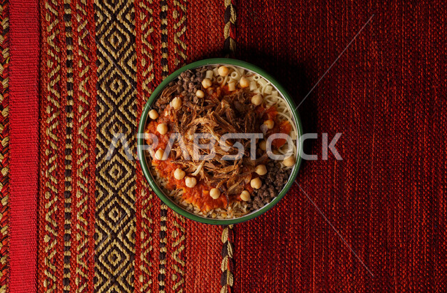  طبق من الكشري المصري الشهير, أطباق شعبيه تقليديه, مائدة طعام، مطاعم عربية شرقية، وصفات وأطباق طعام لذيذة، طبق من الارز والمعكرونة المزينة بالصلصة الحارة 