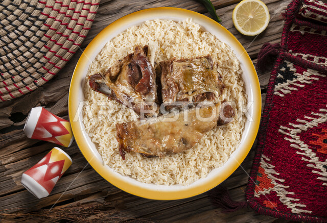 طبق من أرز شعبي مع اللحم، أرز مبهر، أكلات عربية تقليدية، مأكولات عربية، أطباق شعبية، وصفات وأطباق طعام لذيذة، وجبات الطعام الشهية، مطاعم شرقية، مطاعم للمأكولات العربية الشرقية