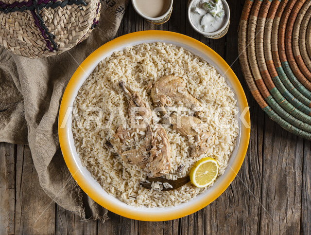 طبق من أرز شعبي مع الدجاج، أرز مبهر، أكلات عربية تقليدية، مأكولات عربية، أطباق شعبية، وصفات وأطباق طعام لذيذة، وجبات الطعام الشهية، مطاعم شرقية، مطاعم للمأكولات العربية الشرقية
