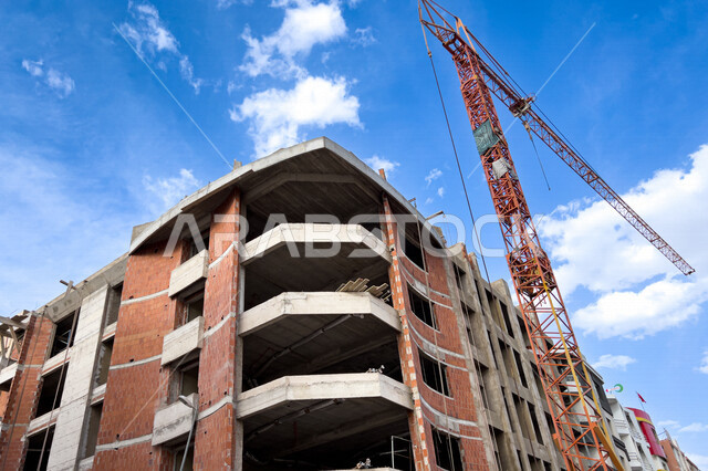 صورة مقربة لمبنى سكني تحت الانشاء، الطوب الاحمر، الهندسة المعمارية، رافعة الخرسانة، التطور العمراني، مشاريع سكنية، شقق سكنية