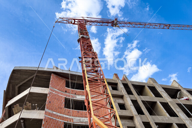 صورة مقربة لمبنى سكني تحت الانشاء، الطوب الاحمر، الهندسة المعمارية، رافعة الخرسانة، التطور العمراني، مشاريع سكنية، شقق سكنية
