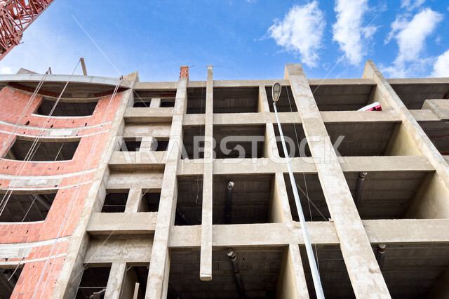 صورة مقربة لمبنى سكني تحت الانشاء، الطوب الاحمر، الهندسة المعمارية، التطور العمراني، مشاريع سكنية، شقق سكنية
