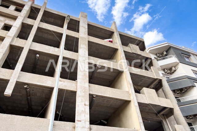 صورة مقربة لمبنى سكني تحت الانشاء، الطوب الاحمر، الهندسة المعمارية، التطور العمراني، مشاريع سكنية، شقق سكنية
