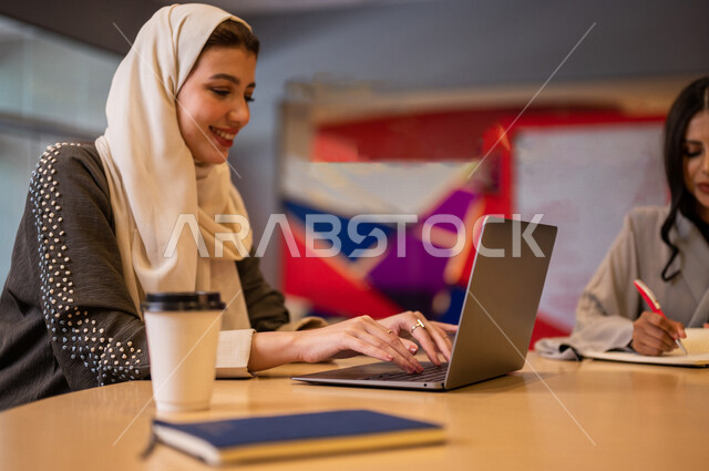صوره مقربه لطالبتان عربيتان سعوديتان خليجيتان في مقهى الجامعه, التعاون و المشاركه, العمل على جهاز الحاسوب, كليات و جامعات أكاديميه متطوره, موظفتان عربيتان سعوديتان خليجيتان في مقهى الشركه, حوارات ونقاشات, إجتماع عمل, شركات سعوديه