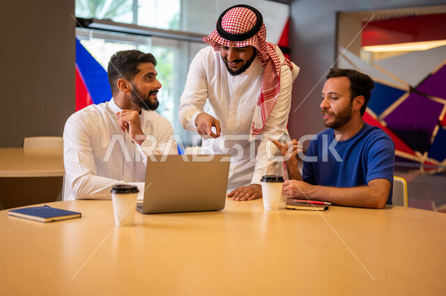 صوره مقربه لمجموعه من طلاب جامعيون عرب سعوديون خليجيون في مقهى الجامعه, التعاون و المشاركه, العمل على جهاز الحاسوب, جامعات أكاديميه متطوره, موظفون عرب سعوديون خليجيون في مقهى الشركه, حوارات ونقاشات, إجتماع عمل, شركات سعوديه