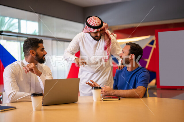 صوره مقربه لمجموعه من طلاب جامعيون عرب سعوديون خليجيون في مقهى الجامعه, التعاون و المشاركه, العمل على جهاز الحاسوب, جامعات أكاديميه متطوره, موظفون عرب سعوديون خليجيون في مقهى الشركه, حوارات ونقاشات, إجتماع عمل, شركات سعوديه