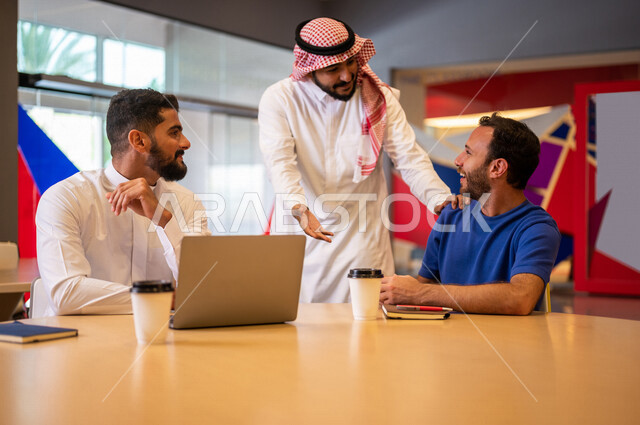 صوره مقربه لمجموعه من طلاب جامعيون عرب سعوديون خليجيون في مقهى الجامعه, التعاون و المشاركه, العمل على جهاز الحاسوب, جامعات أكاديميه متطوره, موظفون عرب سعوديون خليجيون في مقهى الشركه, حوارات ونقاشات, إجتماع عمل, شركات سعوديه