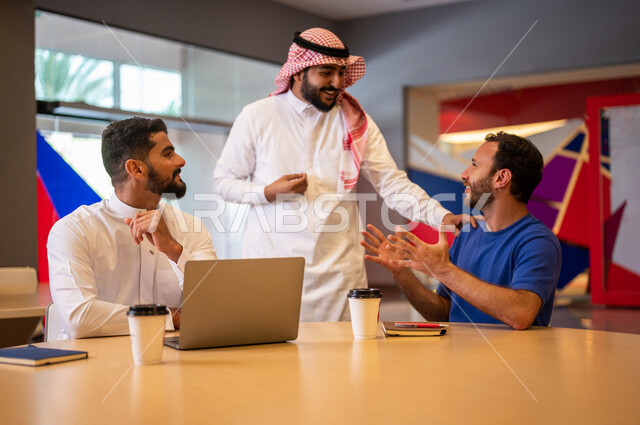 صوره مقربه لمجموعه من طلاب جامعيون عرب سعوديون خليجيون في مقهى الجامعه, التعاون و المشاركه, العمل على جهاز الحاسوب, جامعات أكاديميه متطوره, موظفون عرب سعوديون خليجيون في مقهى الشركه, حوارات ونقاشات, إجتماع عمل, شركات سعوديه