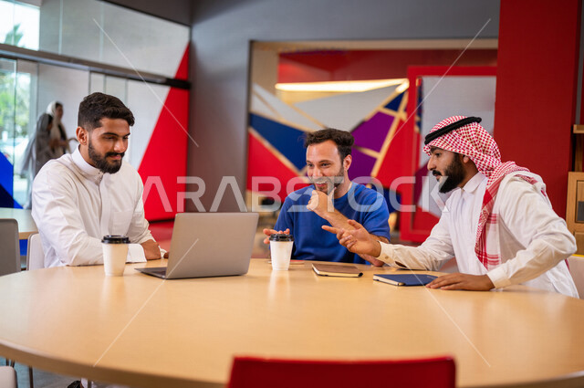 صوره مقربه لمجموعه من طلاب جامعيون عرب سعوديون خليجيون في مقهى الجامعه, التعاون و المشاركه, العمل على جهاز الحاسوب, جامعات أكاديميه متطوره, موظفون عرب سعوديون خليجيون في مقهى الشركه, حوارات ونقاشات, إجتماع عمل, شركات سعوديه