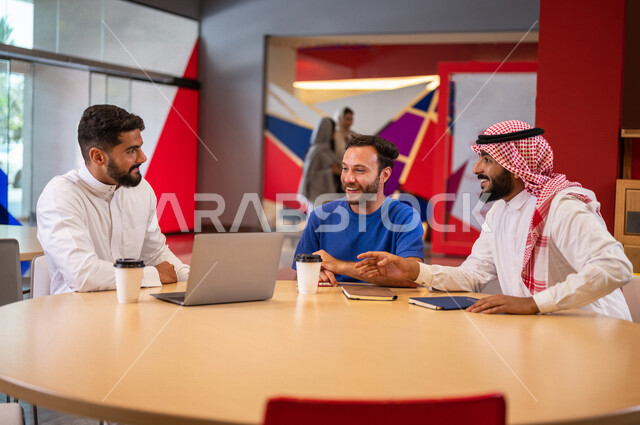 صوره مقربه لمجموعه من طلاب جامعيون عرب سعوديون خليجيون في مقهى الجامعه, التعاون و المشاركه, العمل على جهاز الحاسوب, جامعات أكاديميه متطوره, موظفون عرب سعوديون خليجيون في مقهى الشركه, حوارات ونقاشات, إجتماع عمل, شركات سعوديه