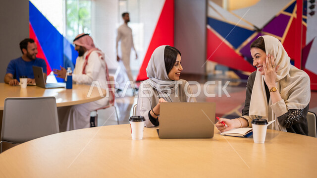 صوره مقربه لمجموعه من طلاب جامعيون عرب سعوديون خليجيون في مقهى الجامعه, التعاون و المشاركه, العمل على جهاز الحاسوب, جامعات أكاديميه متطوره, موظفون عرب سعوديون خليجيون في مقهى الشركه, حوارات ونقاشات, إجتماع عمل, شركات سعوديه