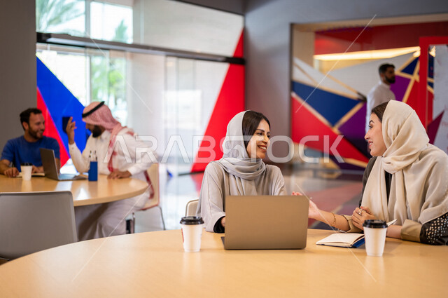 صوره مقربه لمجموعه من طلاب جامعيون عرب سعوديون خليجيون في مقهى الجامعه, التعاون و المشاركه, العمل على جهاز الحاسوب, جامعات أكاديميه متطوره, موظفون عرب سعوديون خليجيون في مقهى الشركه, حوارات ونقاشات, إجتماع عمل, شركات سعوديه