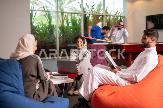مجموعه من طلاب جامعيون عرب سعوديون خليجيون في وقت الإستراحه في الجامعه, الإجتماع وقت الفسحه, دردشة ومحادثات, جامعات أكاديميه متطوره, موظفون عرب سعوديون خليجيون في مقهى الشركه, حوارات ونقاشات, ألعاب شبابيه ترفيهيه, شركات سعوديه