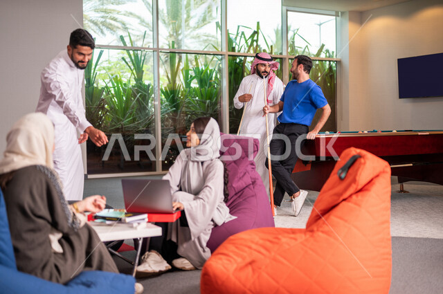 مجموعه من طلاب جامعيون عرب سعوديون خليجيون في وقت الإستراحه في الجامعه, الإجتماع وقت الفسحه, دردشة ومحادثات, جامعات أكاديميه متطوره, موظفون عرب سعوديون خليجيون في مقهى الشركه, حوارات ونقاشات, ألعاب شبابيه ترفيهيه, شركات سعوديه