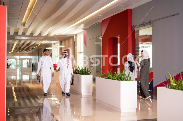 طلاب جامعيون عرب سعوديون خليجيون في بهو الجامعه, التجول في مبنى الجامعه, خروج الطلاب, الحرم الجامعي, جامعات أكاديميه متطوره, موظفون عرب سعوديون خليجيون في مبنى الشركه, بداية الدوام الرسمي, خروج الموظفين, شركات عربيه سعوديه خليجيه